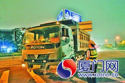 交警夜查土方车