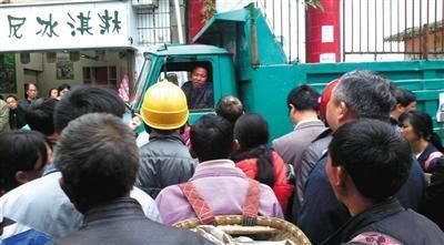 云南镇雄男子方九书开货车堵住镇政府的门