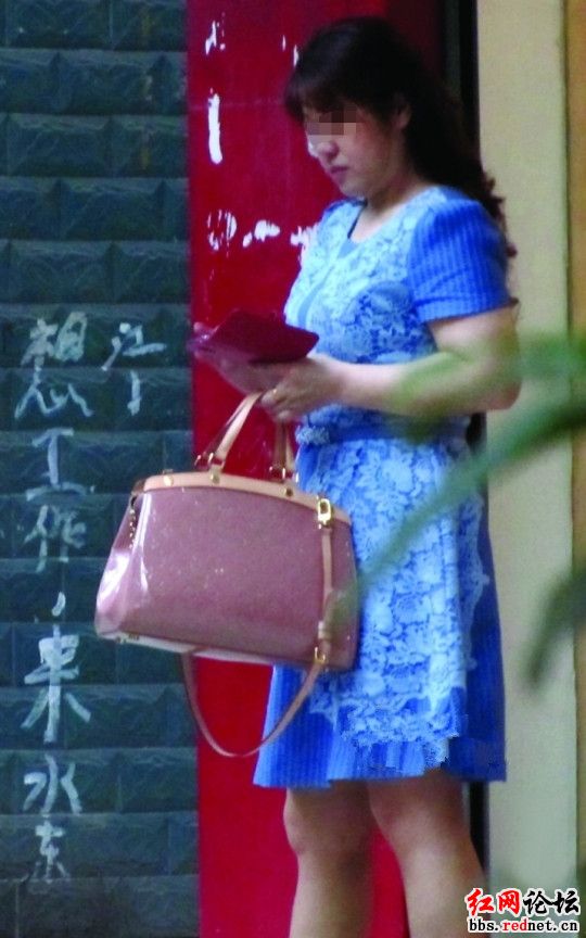 张东辉妻子被拍照片中用的LV、迪奥提包是高仿超A货。