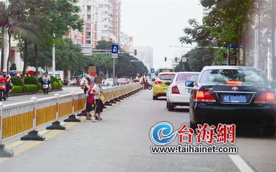 学生横穿马路危险