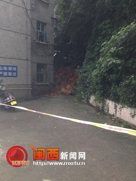 龙岩初级中学教职工宿舍11号楼前护坡发生塌方