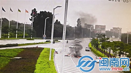 丈夫往绿化带蹭，以求灭火