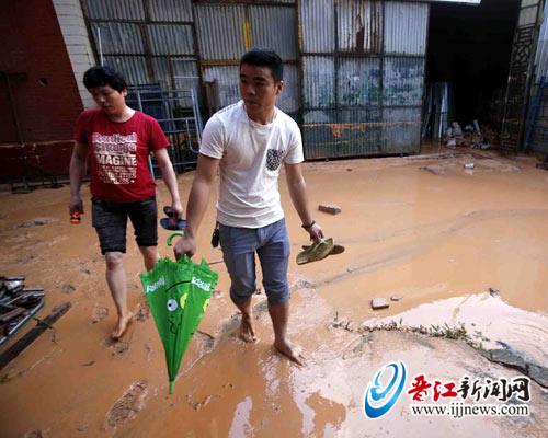 河水退去，厂房内满是河水肆虐后留下的泥浆。