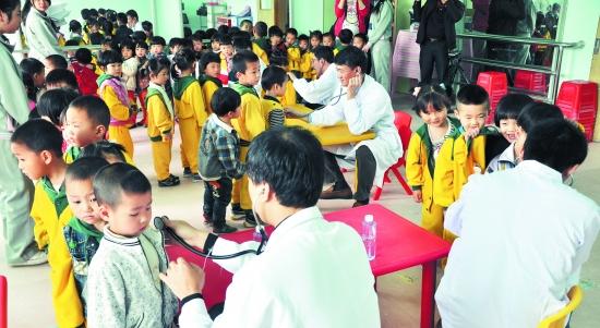 5名医生对300多名幼儿进行先心病筛查