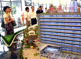 图为客人们正在参观石狮电商园区建设