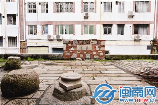 清白源井上盖有一块石头，井水几乎枯尽