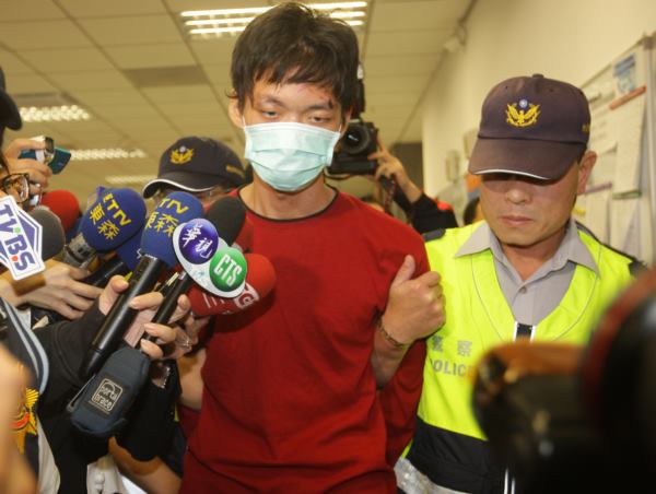 郑捷暗藏2把刀往返3个车厢疯狂砍杀乘客，酿成4死、&nbsp;