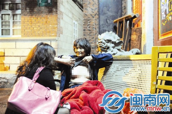 阿婆让文大姐看她的伤口