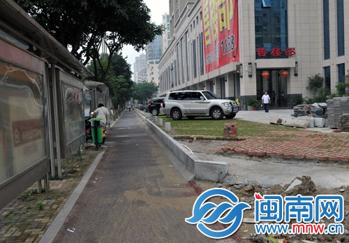 市区刺桐北路国贸·凯旋门段，路边建了停车场