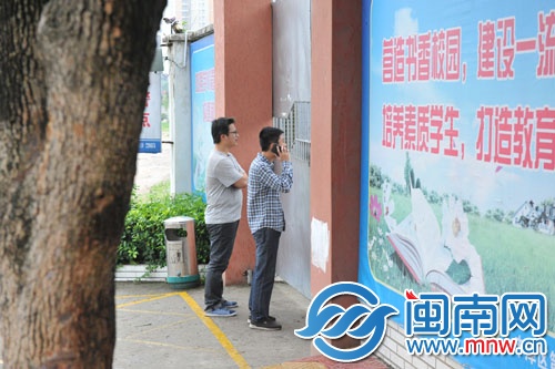 站在丰泽区第四中心小学门口试图进校内，被拒绝