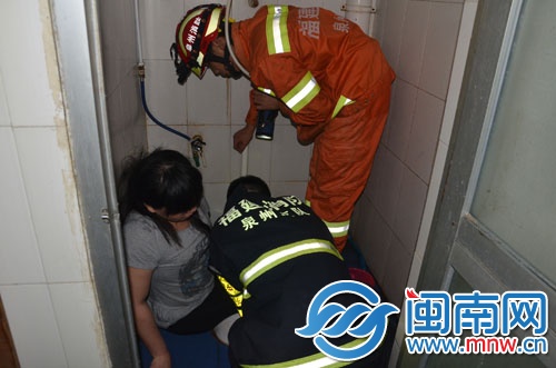消防用剪刀将女子鞋跟剪开