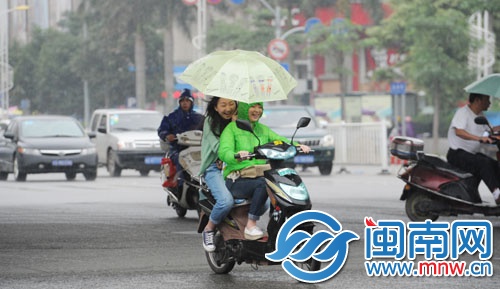 雨中的笑容