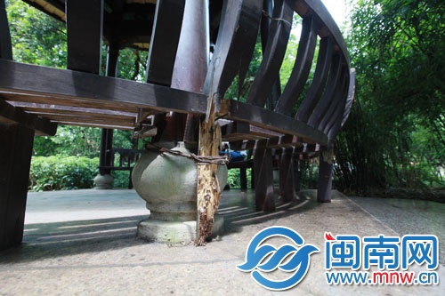 芳草园凉亭木椅脚虫蛀严重，只是简单地用铁线固定