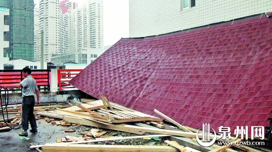 执法人员组织拆除万安街道武夷花苑一业主在露台违建&nbsp;