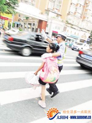 协警叶叔经常护送孩子过马路
