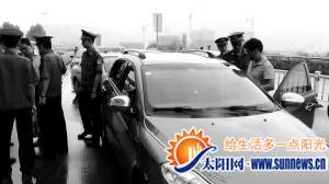 昨日，执法人员在厦门北站查处黑车。