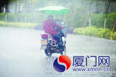 21日下午海沧雨中的骑车人