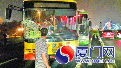 事发后厦门大桥出岛方向的车流马上停滞了