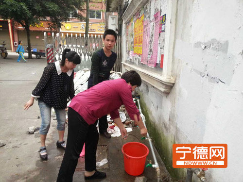 建新花苑小区100多户居民因欠水费遭停水