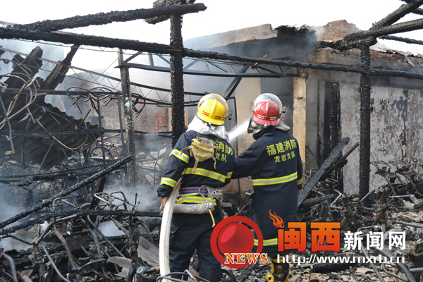 长汀：民房突发大火 百余辆电动车付之一炬1