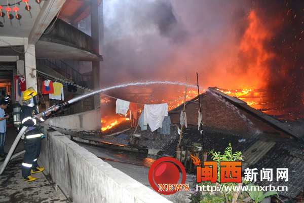 长汀：民房突发大火 百余辆电动车付之一炬
