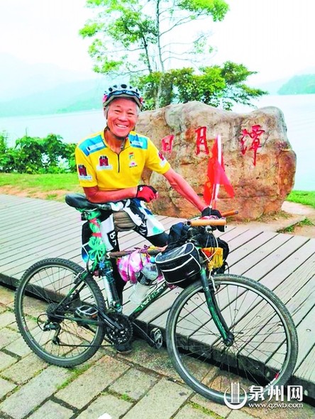 图为蔡清其骑游台湾留影　　（蔡清其供图）