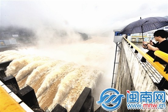 水口电站十二道泄洪闸全部打开，犹如十二条巨龙喷涌 
