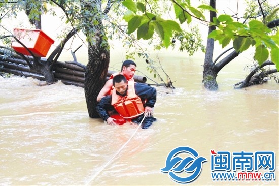 三明明溪县 昨日上午，明溪县夏坊乡一男子（前）划 
