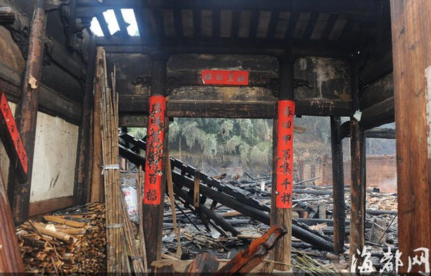沿街两侧近百米范围内房屋被大火吞噬