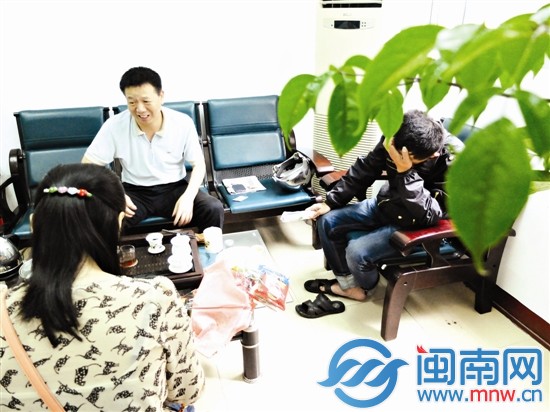 调解过程中，小许（右一）说，自己也有许多无奈