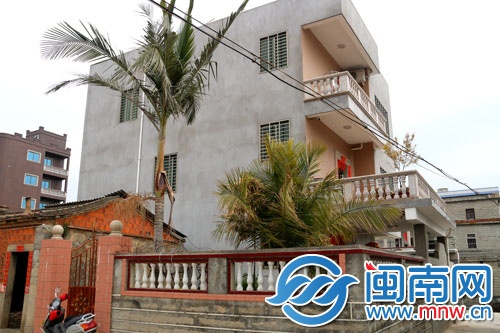 李明标的新家，曾为村道让路