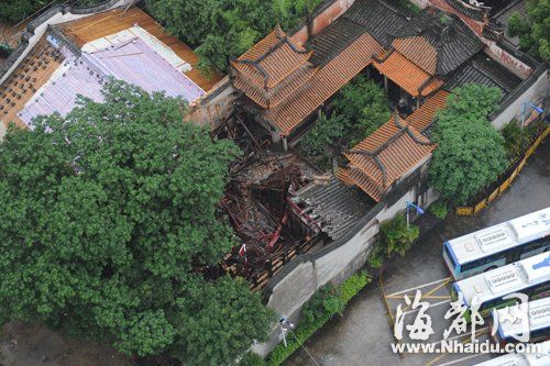 古寺主殿倒塌，遍地是碎木条、木梁