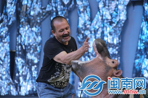教练口令一下，小河马立刻摆出pose