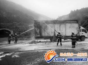 消防官兵正在扑灭明火