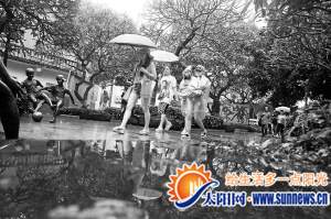 昨日下午,游人在鼓浪屿雨中漫步