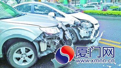 两辆车都“破了相”。