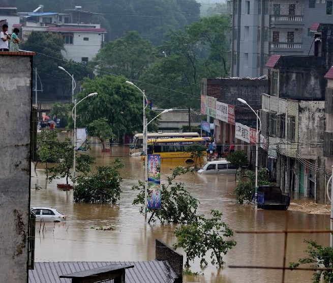 暴雨导致广东清远市多地洪涝灾害严重