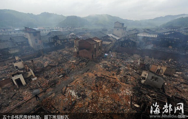 福建三明4A级景区十八寨凌晨大火 50多栋民房被烧毁