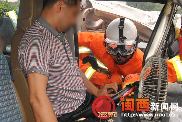 龙岩高速上轿车与货车追尾 贴着护栏滑行10多米