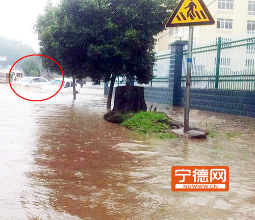 “小河”横贯国道 轿车水坑“游泳”