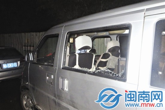 两辆车的车窗玻璃被砸碎