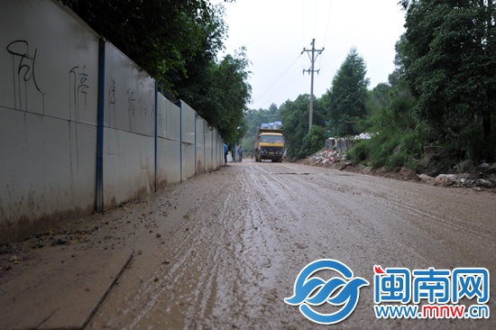 上山的道路泥泞不堪