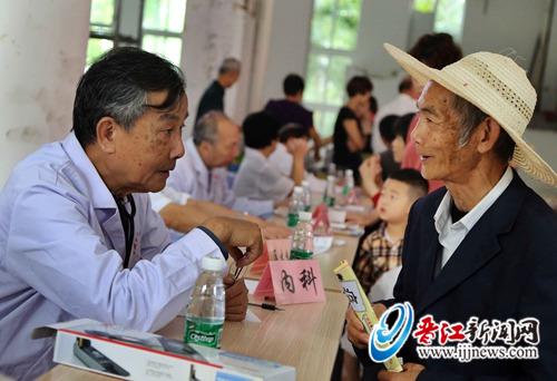 晋江市老协会义诊服务队进兰峰小区