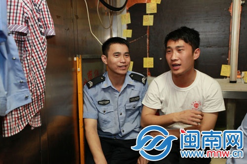 右边没穿警服的是王永坡，左边穿警服的是邓诗琦