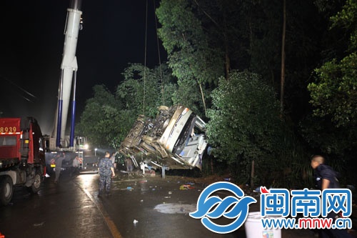 大巴被吊到路边