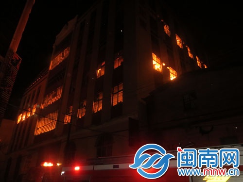 整栋厂房被烧穿，火舌照亮了漆黑的厂房