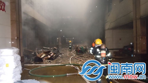 早晨，一楼死灰复燃，消防队员再入现场扑火