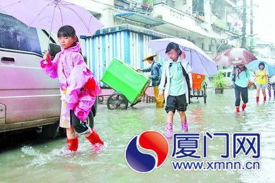 鹭江道沿街店面积水严重