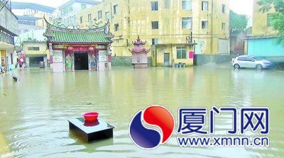 五通下边社老人活动中心广场一片汪洋