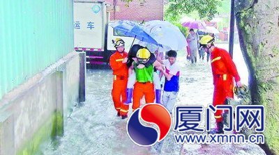 五通下边社，消防官兵转移群众